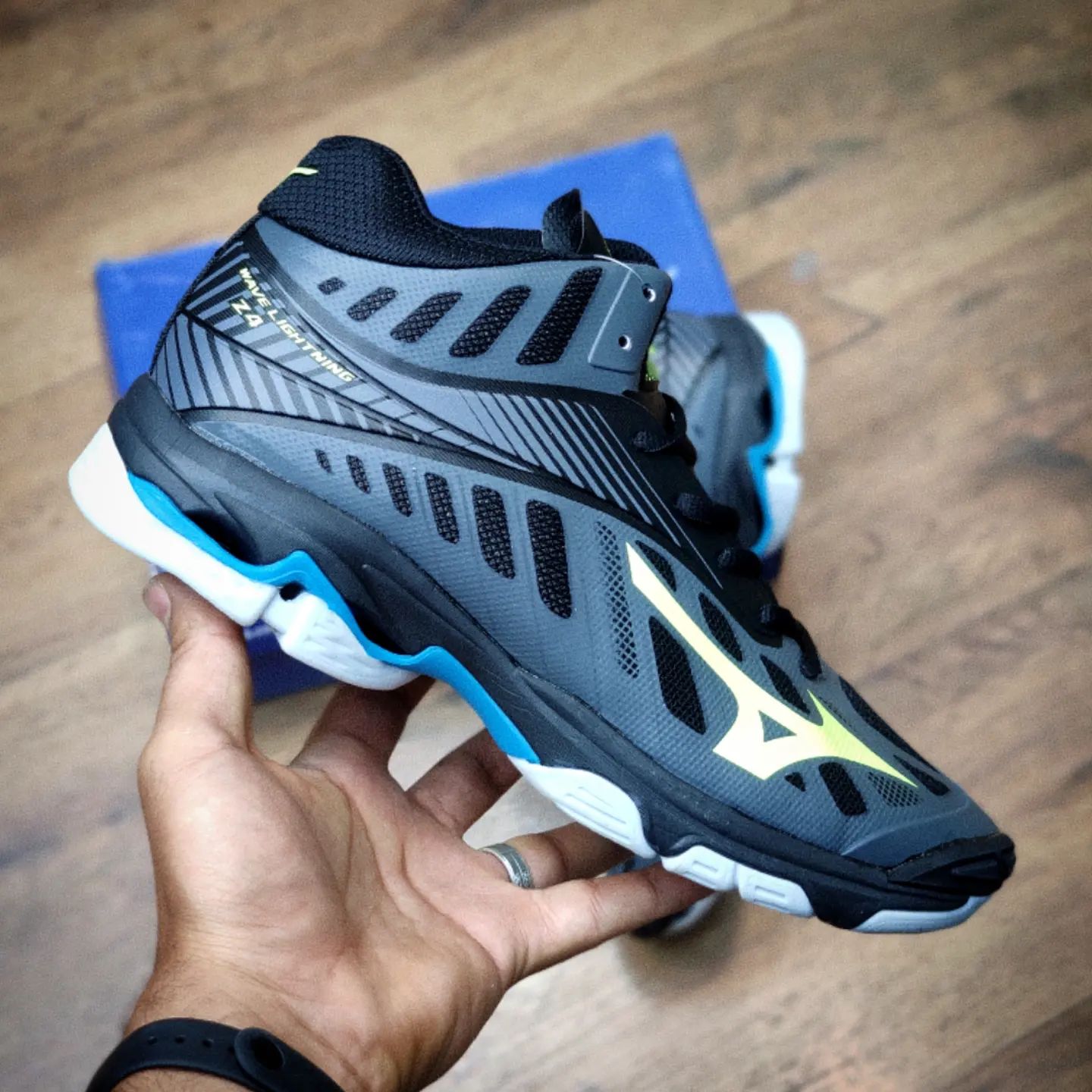 کفش والیبال میزانو مدل Mizuno Wave Lightning Z4